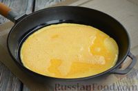 Фото приготовления рецепта: Сладкий омлет с малиной и творогом - шаг №5