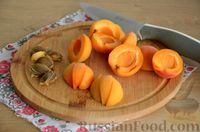 Фото приготовления рецепта: Песочный пирог с творожной начинкой и абрикосами - шаг №10