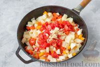 Фото приготовления рецепта: Патиссоны, тушенные с помидорами и сладким перцем - шаг №6