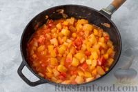 Фото приготовления рецепта: Патиссоны, тушенные с помидорами и сладким перцем - шаг №8