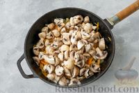 Фото приготовления рецепта: Курица, тушенная с кабачками, грибами и сметаной - шаг №6
