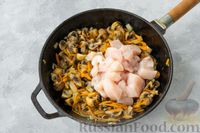 Фото приготовления рецепта: Курица, тушенная с кабачками, грибами и сметаной - шаг №8