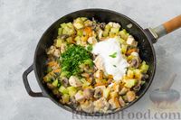 Фото приготовления рецепта: Курица, тушенная с кабачками, грибами и сметаной - шаг №11