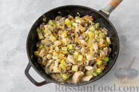Фото приготовления рецепта: Курица, тушенная с кабачками, грибами и сметаной - шаг №12
