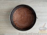 Фото приготовления рецепта: Шоколадная шарлотка с малиной - шаг №6