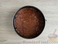 Фото приготовления рецепта: Шоколадная шарлотка с малиной - шаг №8