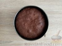 Фото приготовления рецепта: Шоколадная шарлотка с малиной - шаг №9
