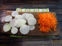 Фото приготовления рецепта: Рыба, запечённая с помидорами, морковью и луком (в пергаменте) - шаг №2