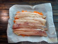 Фото приготовления рецепта: Рыба, запечённая с помидорами, морковью и луком (в пергаменте) - шаг №7