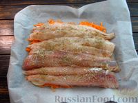 Фото приготовления рецепта: Рыба, запечённая с помидорами, морковью и луком (в пергаменте) - шаг №8