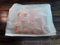 Фото приготовления рецепта: Рыба, запечённая с помидорами, морковью и луком (в пергаменте) - шаг №10
