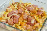 Фото приготовления рецепта: Свинина, запечённая с абрикосами и помидорами - шаг №4