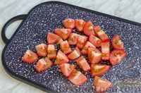Фото приготовления рецепта: Свинина, запечённая с абрикосами и помидорами - шаг №6