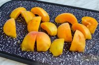 Фото приготовления рецепта: Свинина, запечённая с абрикосами и помидорами - шаг №9