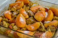 Фото приготовления рецепта: Свинина, запечённая с абрикосами и помидорами - шаг №10