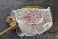 Фото приготовления рецепта: Запечённые отбивные из свинины с персиками и сыром - шаг №3