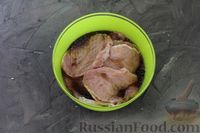 Фото приготовления рецепта: Запечённые отбивные из свинины с персиками и сыром - шаг №7