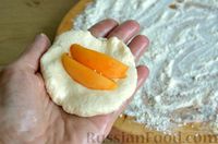 Фото приготовления рецепта: Сырники с абрикосами - шаг №5