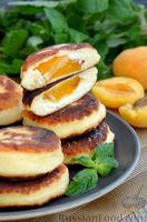 Фото приготовления рецепта: Сырники с абрикосами - шаг №16