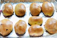 Фото приготовления рецепта: Дрожжевые пирожки с малиной (в духовке) - шаг №23