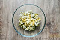 Фото приготовления рецепта: Салат с кукурузой, брокколи, ветчиной и яйцами - шаг №4