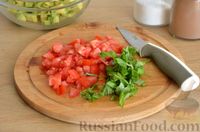 Фото приготовления рецепта: Тост с авокадо, помидором и яйцом - шаг №5
