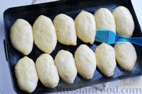 Фото приготовления рецепта: Дрожжевые пирожки на сыворотке, со свежим горохом (в духовке) - шаг №10