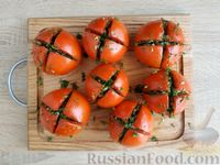 Фото приготовления рецепта: Пикантные маринованные помидоры, фаршированные чесноком и зеленью - шаг №11