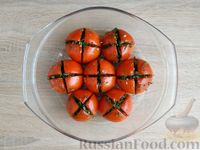 Фото приготовления рецепта: Пикантные маринованные помидоры, фаршированные чесноком и зеленью - шаг №12