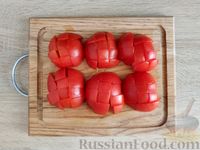 Фото приготовления рецепта: Салат с помидорами, копчёной курицей и сыром - шаг №4