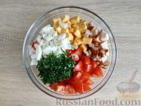 Фото приготовления рецепта: Салат с помидорами, копчёной курицей и сыром - шаг №7