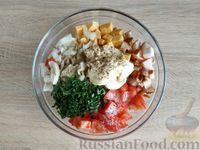 Фото приготовления рецепта: Салат с помидорами, копчёной курицей и сыром - шаг №8