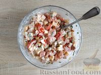 Фото приготовления рецепта: Салат с помидорами, копчёной курицей и сыром - шаг №9
