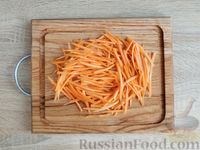 Фото приготовления рецепта: Пикантный салат из помидоров, моркови и лука - шаг №3