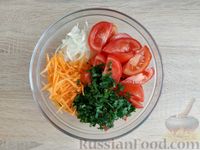 Фото приготовления рецепта: Пикантный салат из помидоров, моркови и лука - шаг №6