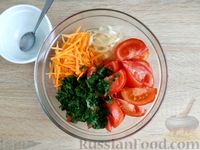 Фото приготовления рецепта: Пикантный салат из помидоров, моркови и лука - шаг №8