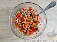 Фото приготовления рецепта: Пикантный салат из помидоров, моркови и лука - шаг №9