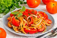 Фото приготовления рецепта: Пикантный салат из помидоров, моркови и лука - шаг №10