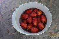 Фото приготовления рецепта: Варенье из помидоров с грецкими орехами (на зиму) - шаг №6