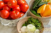 Фото приготовления рецепта: Салат из помидоров, огурцов, болгарского перца и лука (на зиму) - шаг №2
