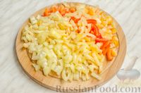 Фото приготовления рецепта: Салат из помидоров, огурцов, болгарского перца и лука (на зиму) - шаг №6