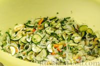Фото приготовления рецепта: Салат из помидоров, огурцов, болгарского перца и лука (на зиму) - шаг №9