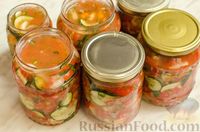 Фото приготовления рецепта: Салат из помидоров, огурцов, болгарского перца и лука (на зиму) - шаг №14