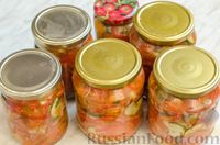 Фото приготовления рецепта: Салат из помидоров, огурцов, болгарского перца и лука (на зиму) - шаг №17