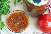Фото приготовления рецепта: Томатный соус с чесноком, зеленью и пряностями (на зиму) - шаг №10
