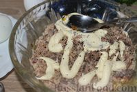 Фото приготовления рецепта: Слоеный салат с рыбными консервами и майонезом - шаг №6