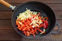 Фото приготовления рецепта: Булгур с баклажанами, сладким перцем и грибами, на сковороде - шаг №3