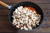 Фото приготовления рецепта: Булгур с баклажанами, сладким перцем и грибами, на сковороде - шаг №5