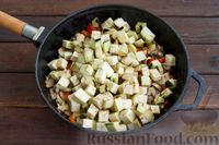 Фото приготовления рецепта: Булгур с баклажанами, сладким перцем и грибами, на сковороде - шаг №7