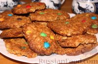 Фото к рецепту: Овсяное печенье с орехами и разноцветным драже